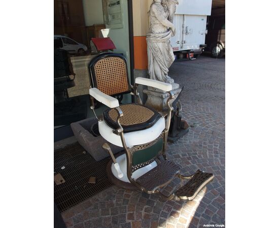 POLTRONA GIREVOLE E RECLINABILE DA BARBIERE EPOCA PRIMI 900 POLTRONA GIREVOLE E RECLINABILE DA BARBIERE EPOCA PRIMI 900