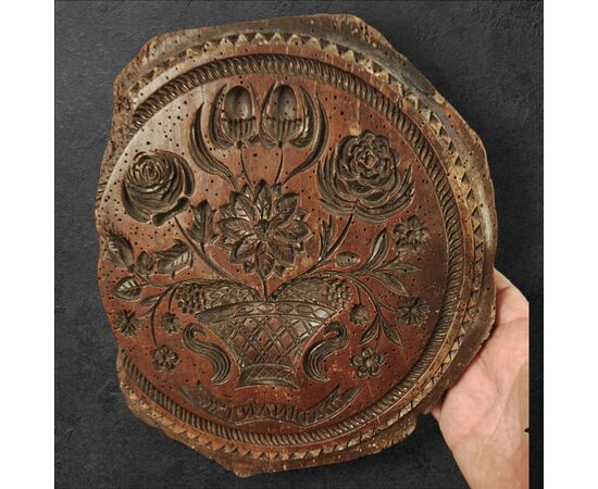 Important richly carved wooden brand, 18th century Important richly carved wooden brand, 18th century