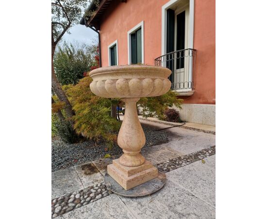 Coppia di acquasantiere del 900 in marmo rosa di Verona