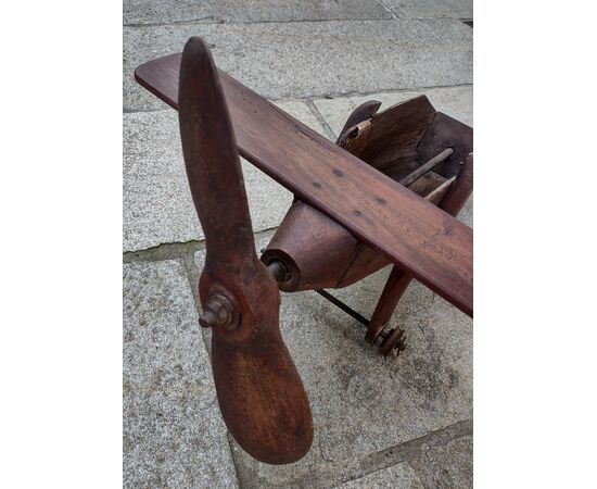 Aereo giocattolo in legno e ferro