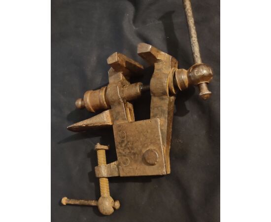 Bella morsa da banco in ferro forgiato XIX secolo