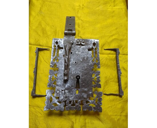 Splendid Gothic chest lock in wrought iron with dragon.