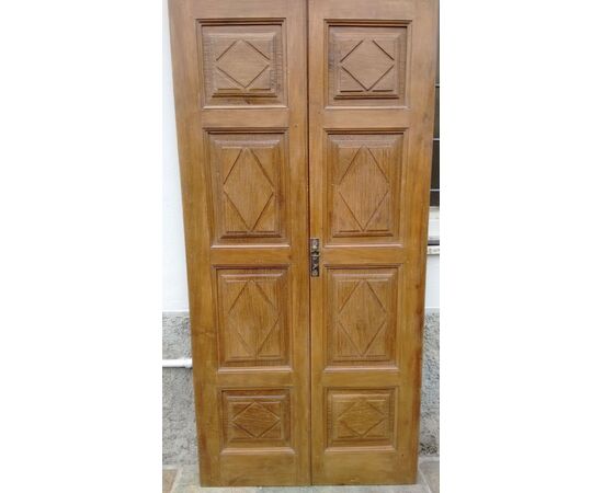 Beautiful double-leaf walnut door with 4 panels