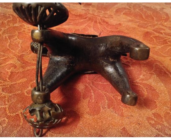 Antico giocattolo indiano in bronzo a forma di cavallo