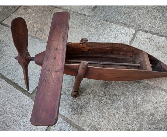 Aereo giocattolo in legno e ferro