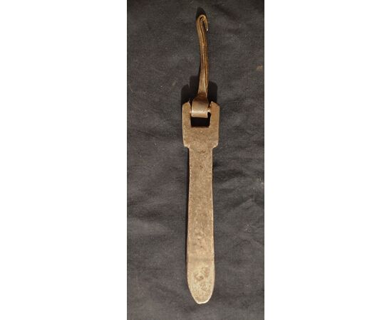 Bel battiporta zoomorfo in ferro forgiato a forma di pesce.