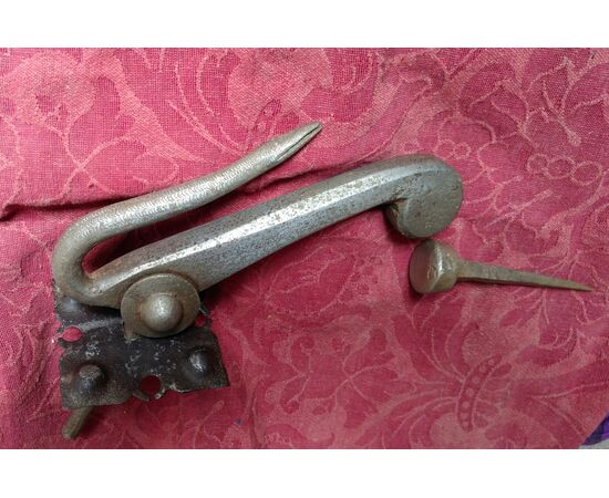 Battente in ferro elegantemente lavorato a forma di serpente