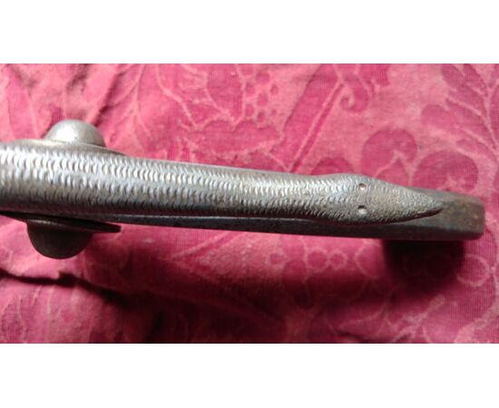 Battente in ferro elegantemente lavorato a forma di serpente