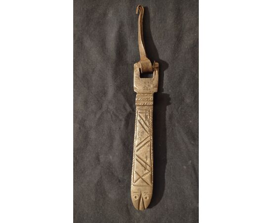 Bel battiporta zoomorfo in ferro forgiato a forma di pesce.