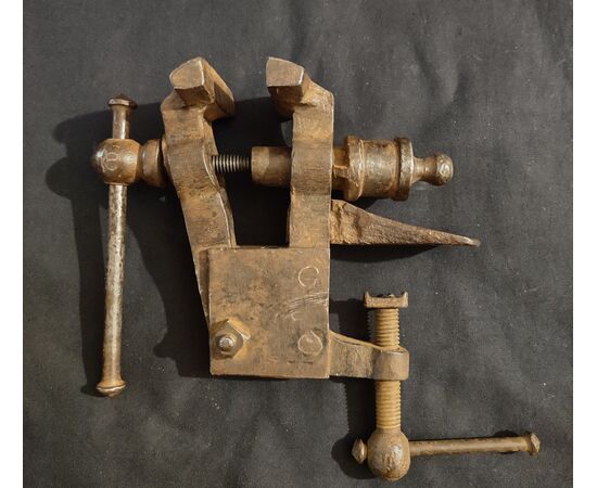 Bella morsa da banco in ferro forgiato XIX secolo