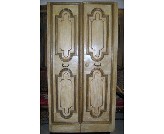 02 Venetian doors lacquered ivory and decorated with mecca frames
