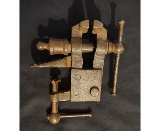 Bella morsa da banco in ferro forgiato XIX secolo