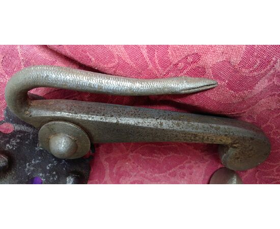 Battente in ferro elegantemente lavorato a forma di serpente