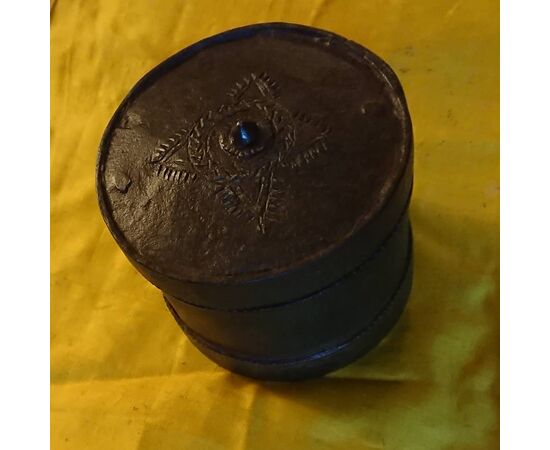 Bella scatola in ferro forgiato ed inciso  coperchio chiusura con segreto