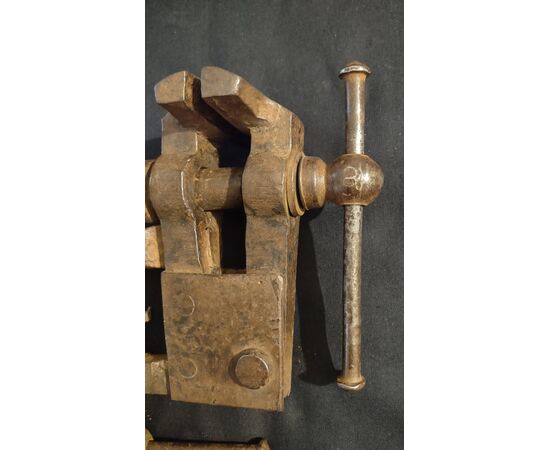 Bella morsa da banco in ferro forgiato XIX secolo