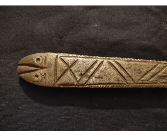 Bel battiporta zoomorfo in ferro forgiato a forma di pesce.