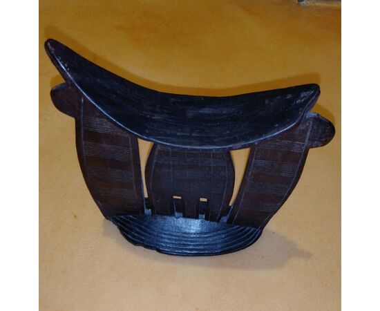 Poggiatesta etiope in legno proveniente dalla regione di Sidamo