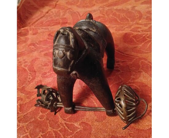 Antico giocattolo indiano in bronzo a forma di cavallo