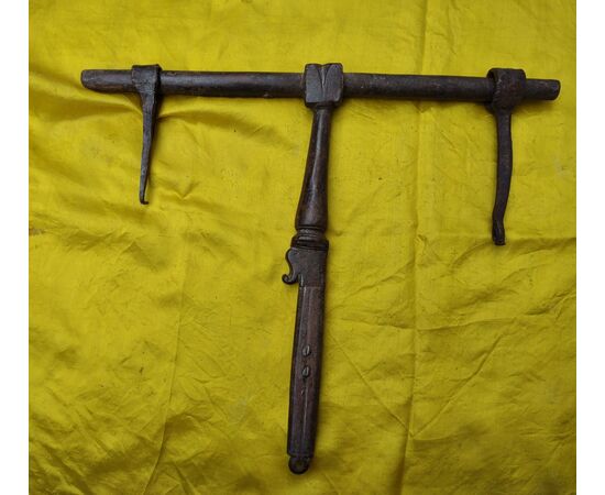 Impressive zoomorphic bolt, 17th century