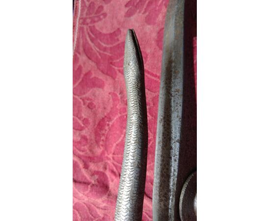 Battente in ferro elegantemente lavorato a forma di serpente