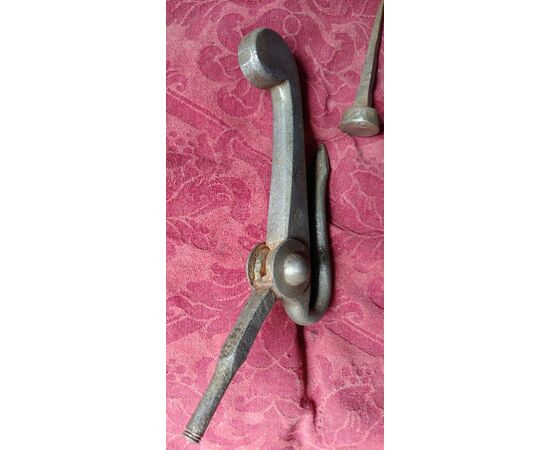 Battente in ferro elegantemente lavorato a forma di serpente