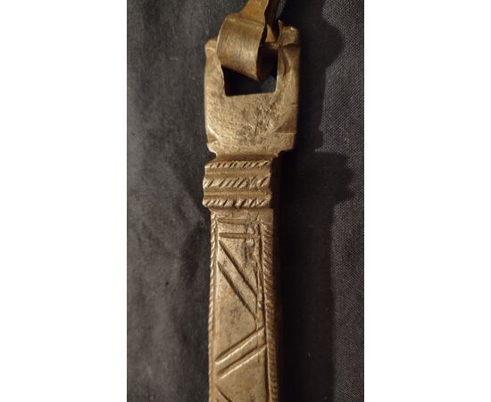 Bel battiporta zoomorfo in ferro forgiato a forma di pesce.