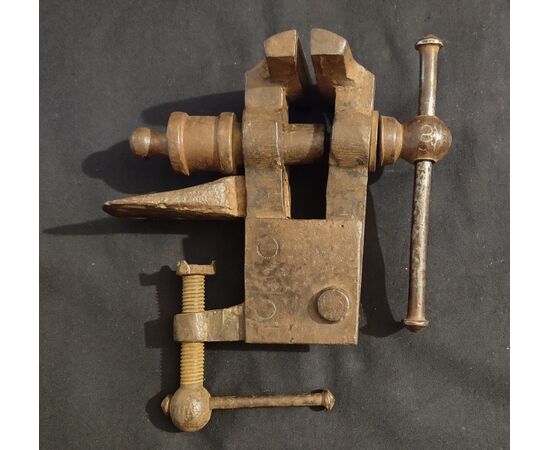 Bella morsa da banco in ferro forgiato XIX secolo