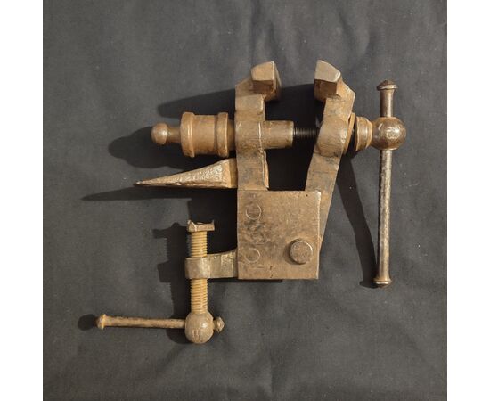 Bella morsa da banco in ferro forgiato XIX secolo