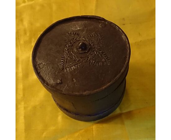Bella scatola in ferro forgiato ed inciso  coperchio chiusura con segreto