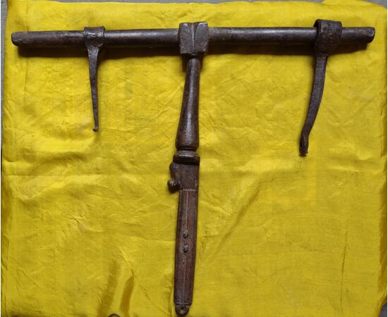 Impressive zoomorphic bolt, 17th century