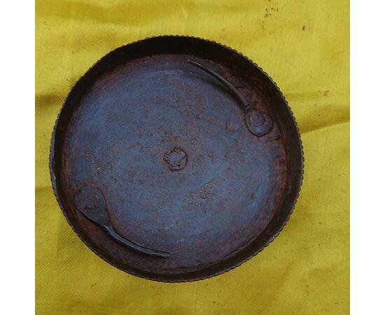 Bella scatola in ferro forgiato ed inciso  coperchio chiusura con segreto