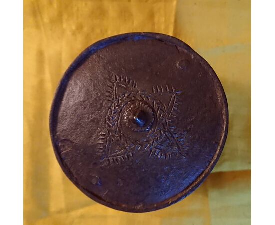 Bella scatola in ferro forgiato ed inciso  coperchio chiusura con segreto