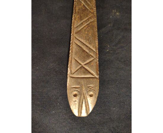 Bel battiporta zoomorfo in ferro forgiato a forma di pesce.