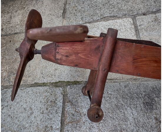Aereo giocattolo in legno e ferro