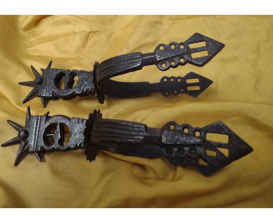 Coppia di speroni in ferro forgiato XIX secolo