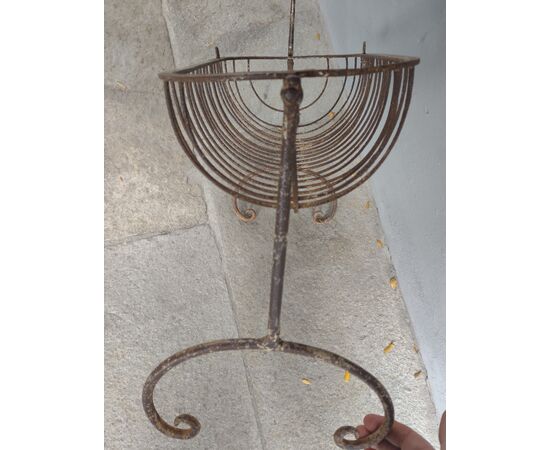 Culla basculante in ferro dipinto per bambole