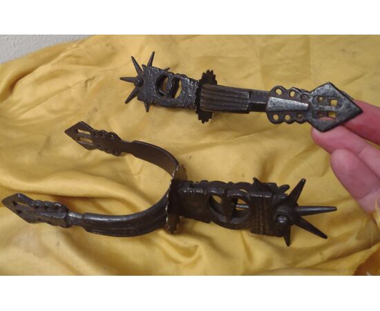 Coppia di speroni in ferro forgiato XIX secolo