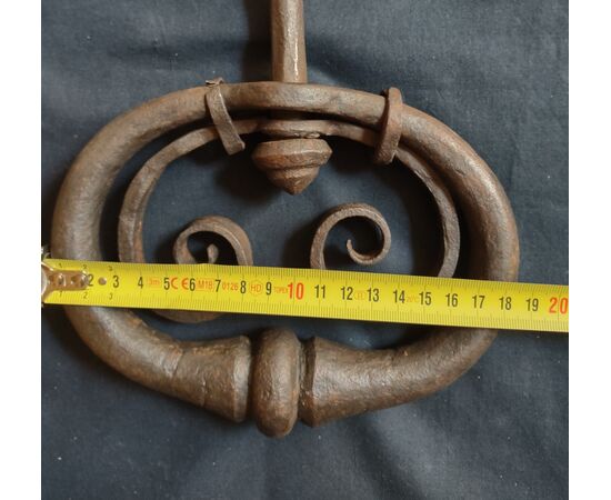 Grande maniglia di portone in ferro forgiato inizi XVIII secolo