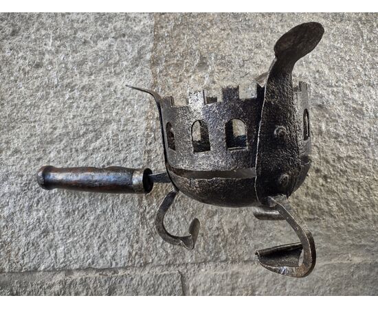 Braciere toscano a castello in ferro forgiato e traforato XV secolo