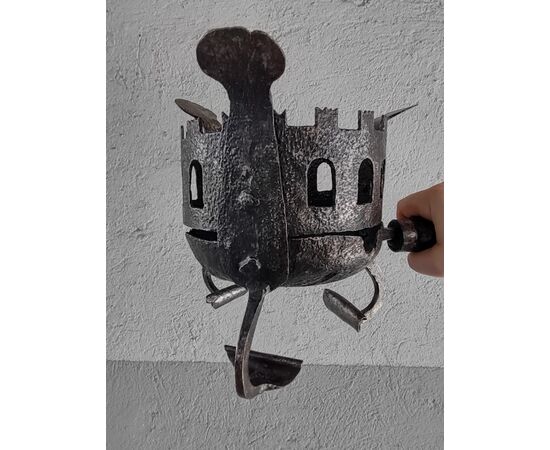 Braciere toscano a castello in ferro forgiato e traforato XV secolo