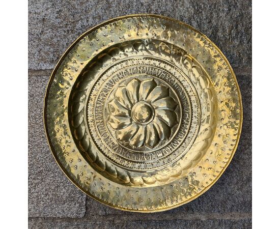 Grande piatto in ottone sbalzato, inciso e dorato Veneto XVII secolo