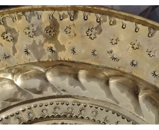 Grande piatto in ottone sbalzato, inciso e dorato Veneto XVII secolo