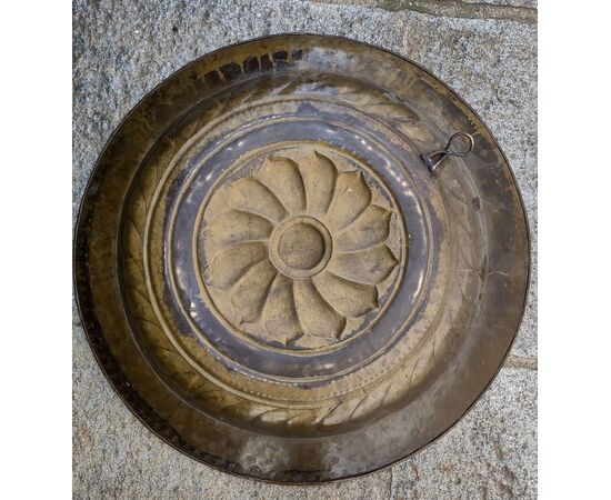 Grande piatto in ottone sbalzato, inciso e dorato Veneto XVII secolo