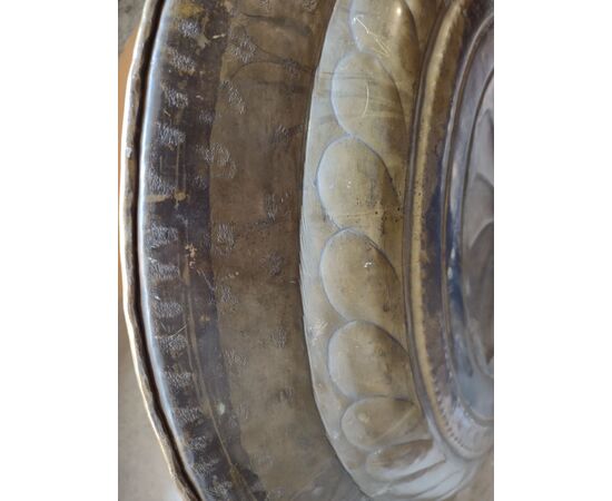 Grande piatto in ottone sbalzato, inciso e dorato Veneto XVII secolo