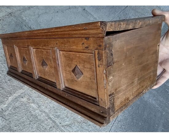 Grande scatola toscana in noce XVIII secolo