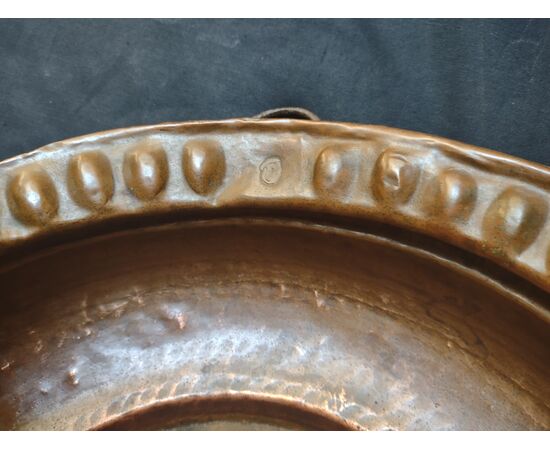 Bacile on rame sbalzato XVII secolo