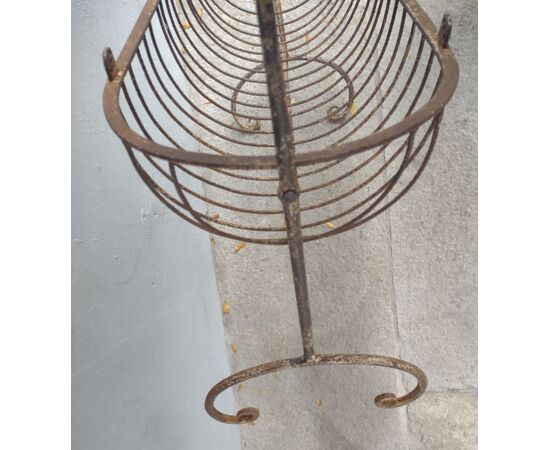 Culla basculante in ferro dipinto per bambole