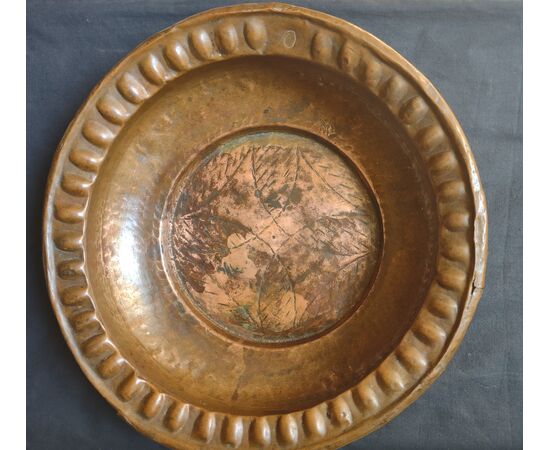 Bacile on rame sbalzato XVII secolo