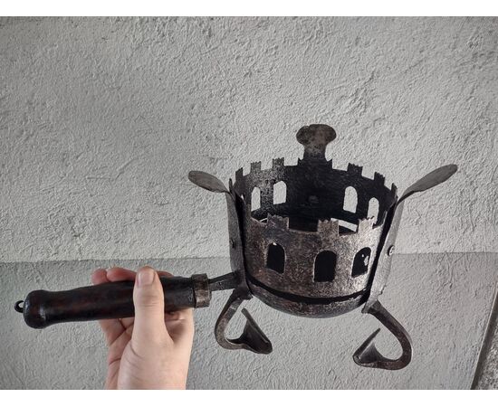 Braciere toscano a castello in ferro forgiato e traforato XV secolo