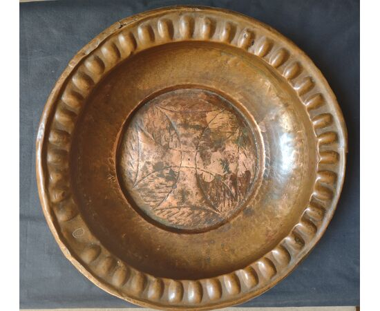 Bacile on rame sbalzato XVII secolo